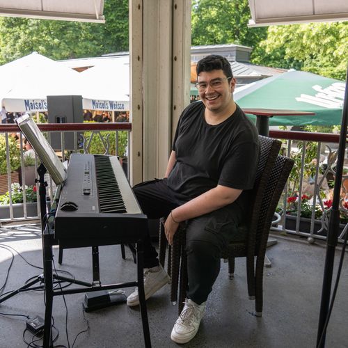 Dominik freut sich aufs Klavierspielen