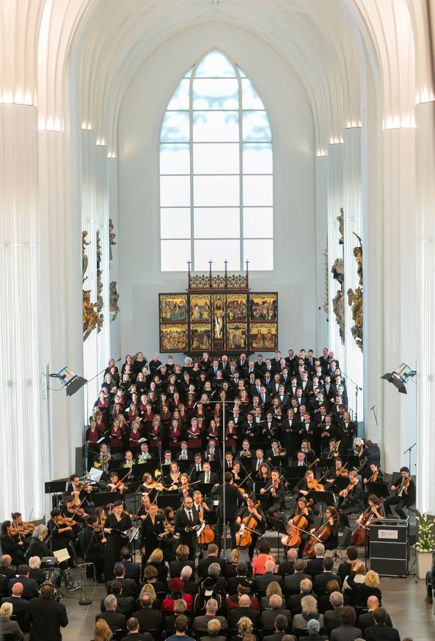 zur Vergrößerungsansicht des Bildes: Blick ins Paulinum mit Chor und Musikern