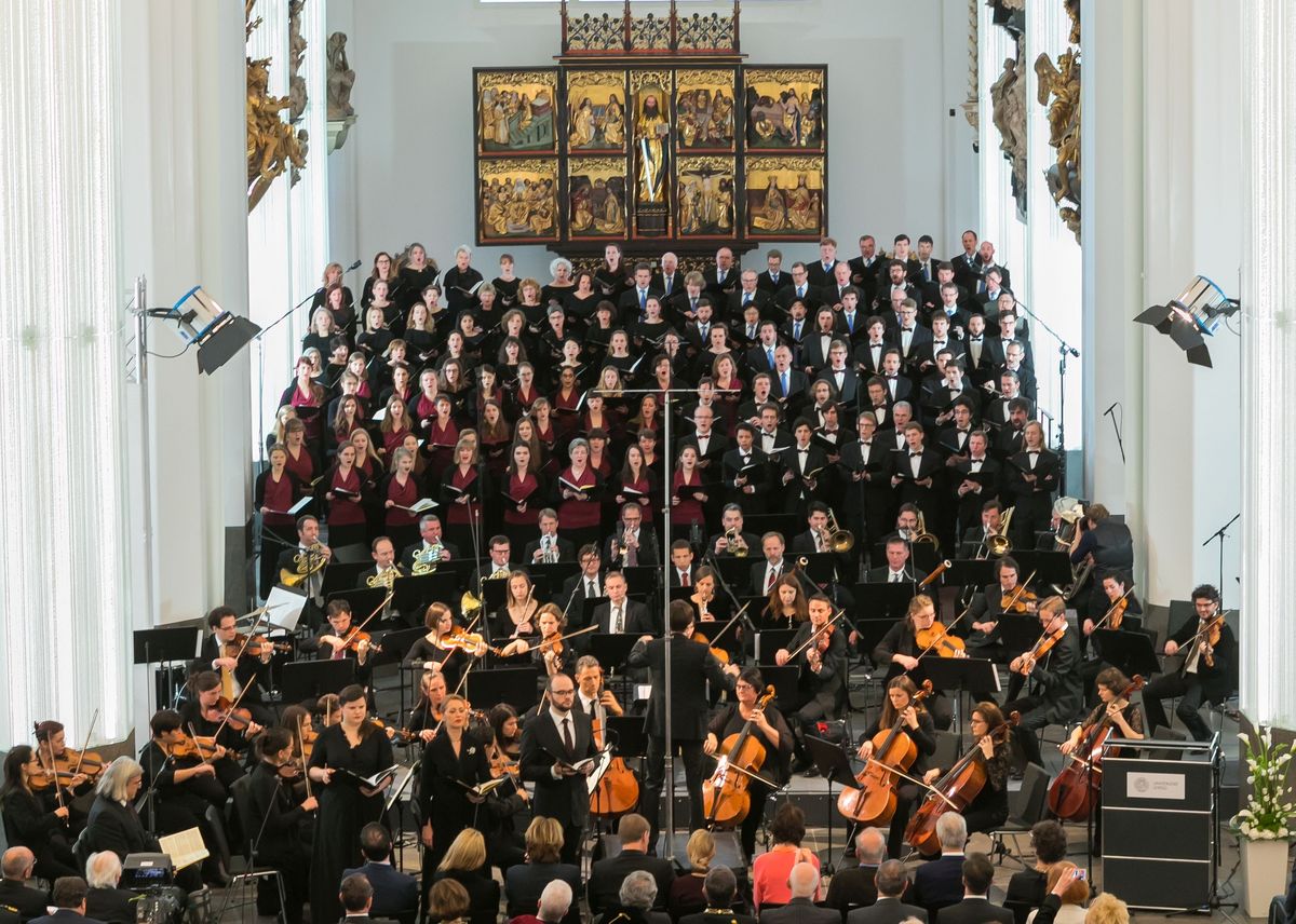 zur Vergrößerungsansicht des Bildes: Blick ins Paulinum mit Chor und Musikern