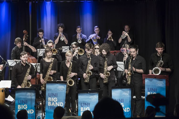 Bläsersection der UniBigBand während der Zugabe in der naTo 2019