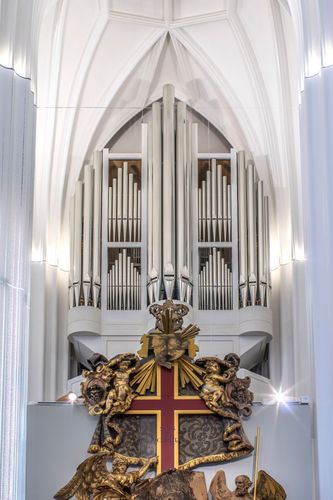 Die Schwalbennestorgel im Altarbereich des Paulinums