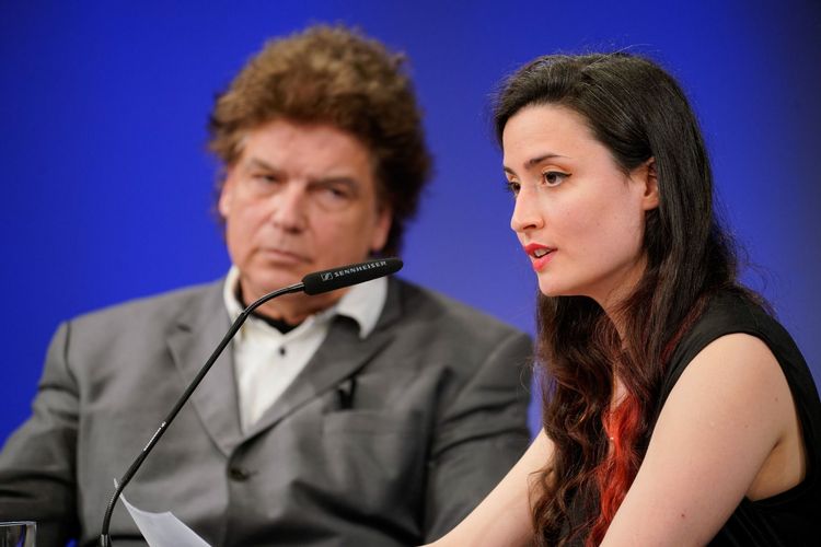 zu sehen sind der Dirigent Martin Fischer-Dieskau und Yuval Oren, eine Sängerin und Protagonistin