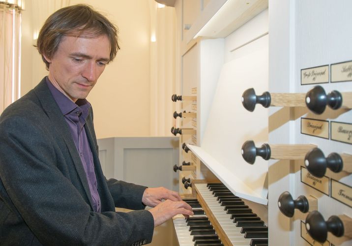 Universitätsmusikdirektor David Timm an der Schwalbennestorgel des Paulinums. Foto: Sebastian de Vries