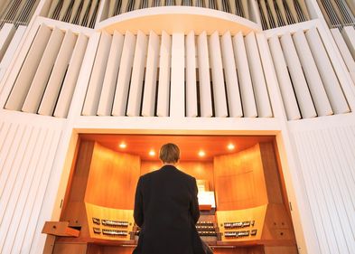 Universitätsorganist Daniel Beilschmidt spielte bei der Abnahme auf der Großen Orgel, Foto: Swen Reichhold Universitätsorganist Daniel Beilschmidt