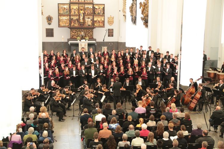 Der Leipziger Universitätschor, das Orchester Leipziger Romantik gestalten unter Leitung von UMD David Timm ein Festkonzert im Paulinum - Aula und Universitätskirche St. Pauli. Foto: Roland Schaetz 