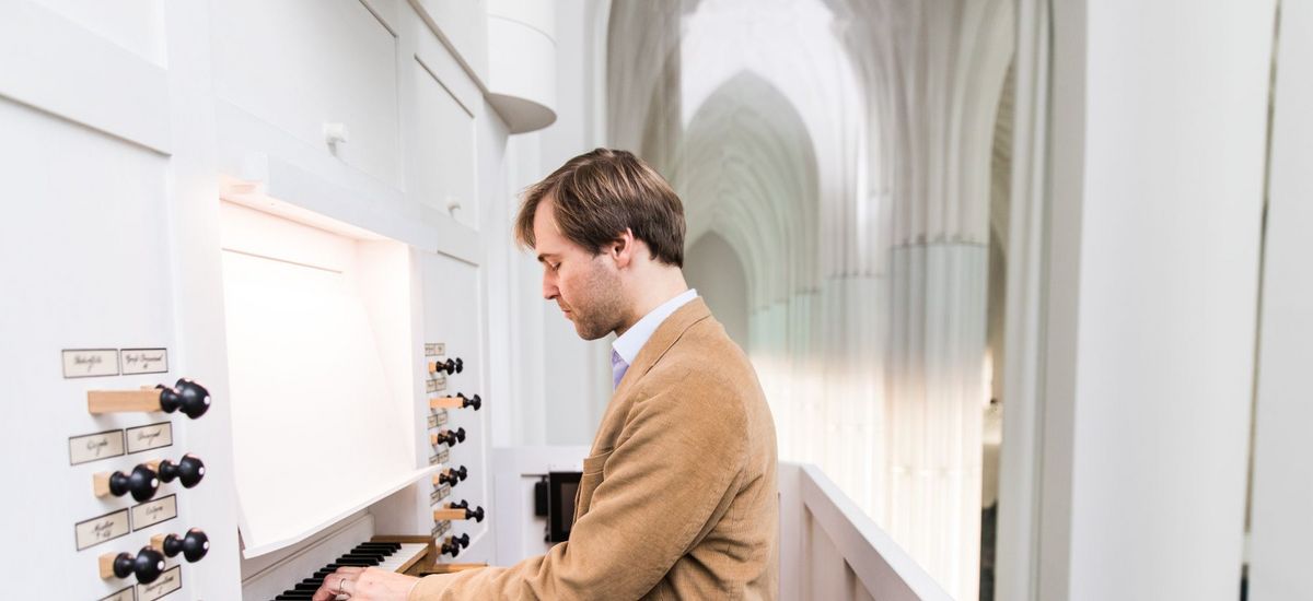 Universitätsorganist Daniel Beilschmidt spielt die Schwalbennestorgel im Paulinum der Universität Leipzig.