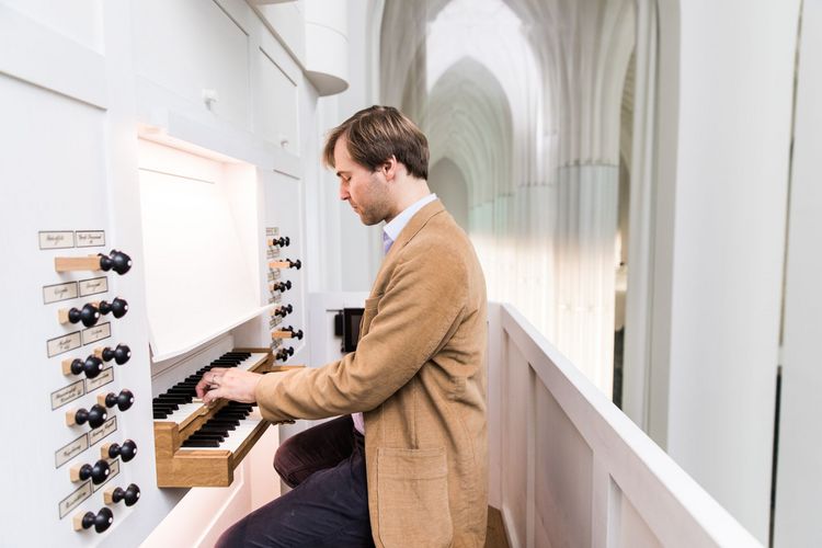 Universitätsorganist Daniel Beilschmidt spielt die Schwalbennestorgel im Paulinum der Universität Leipzig.